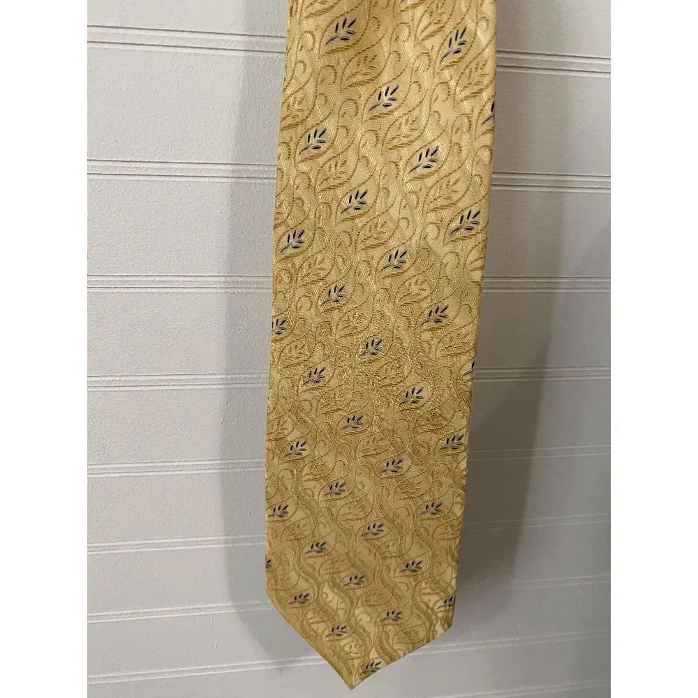 Bill Blass Men’s Leaf Print Pure Silk Adjustable Neck Tie Gold